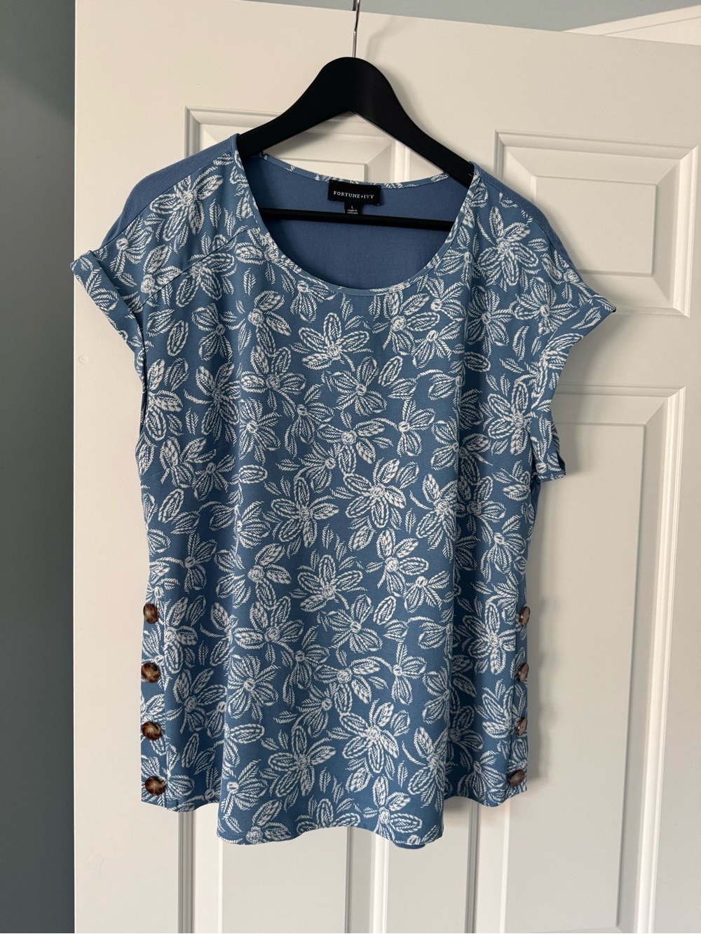 Stitch Fix Fortune & Ivy Blue Floral Short-Sleeve Button-Accent Top